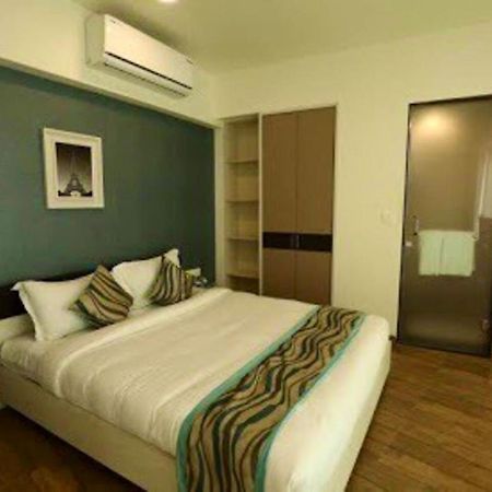 7 Star Weekend Studio At Rajhans Belliza By Global Hospitality Surate Extérieur photo