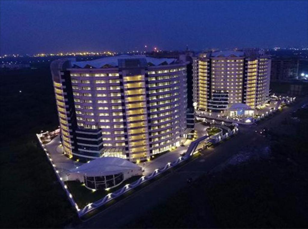 7 Star Weekend Studio At Rajhans Belliza By Global Hospitality Surate Extérieur photo