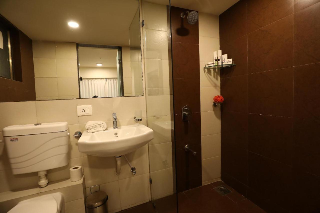 7 Star Weekend Studio At Rajhans Belliza By Global Hospitality Surate Extérieur photo