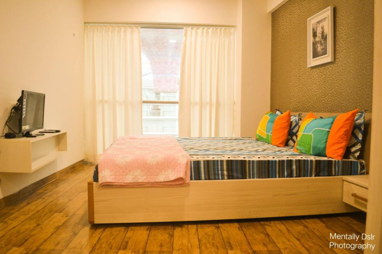 7 Star Weekend Studio At Rajhans Belliza By Global Hospitality Surate Extérieur photo