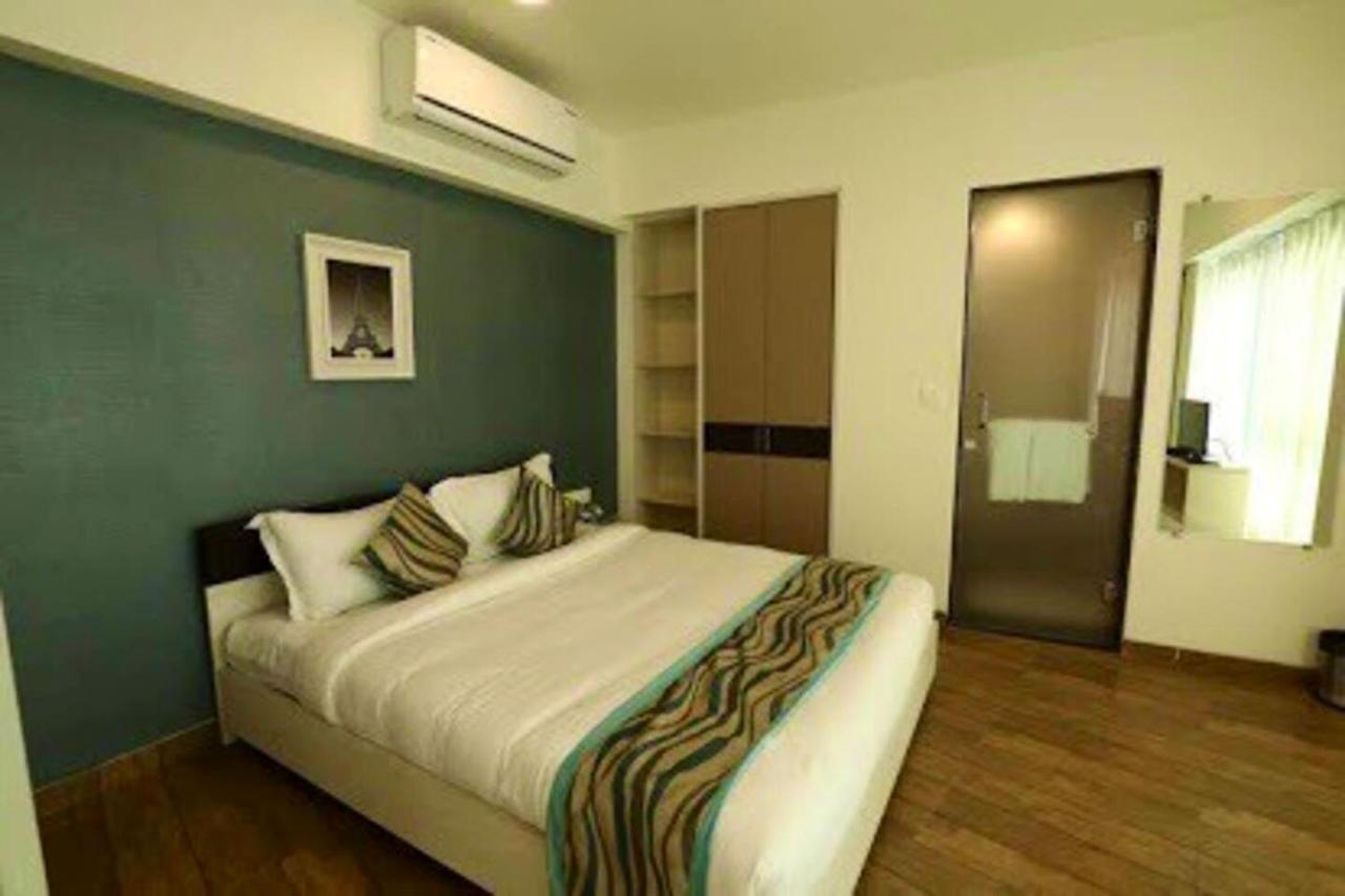 7 Star Weekend Studio At Rajhans Belliza By Global Hospitality Surate Extérieur photo
